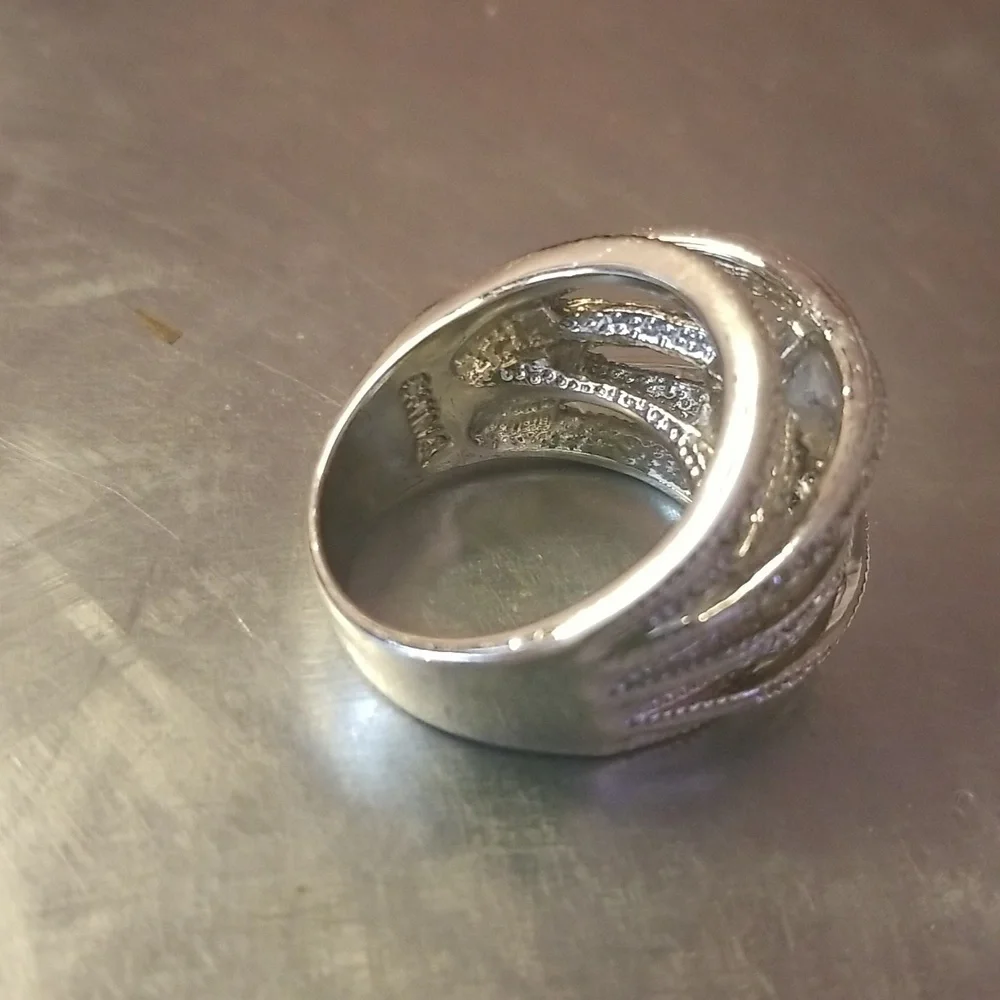 Sz 9.75/10 ladies Very Blingy dinner ring. NOT HALLMARKED. EUC. CZ & Silvertone